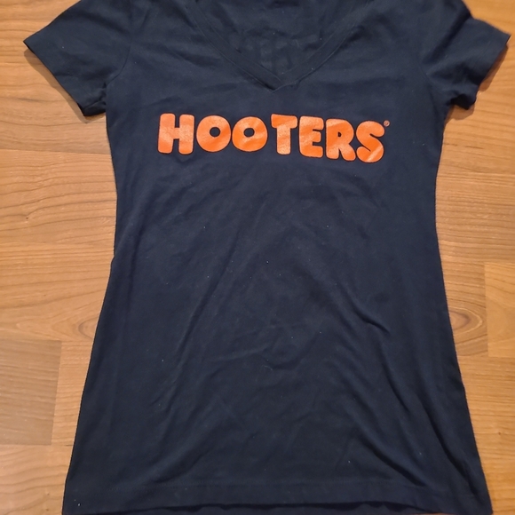 Hooter's black short sleeve t-shirt - Picture 6 of 11